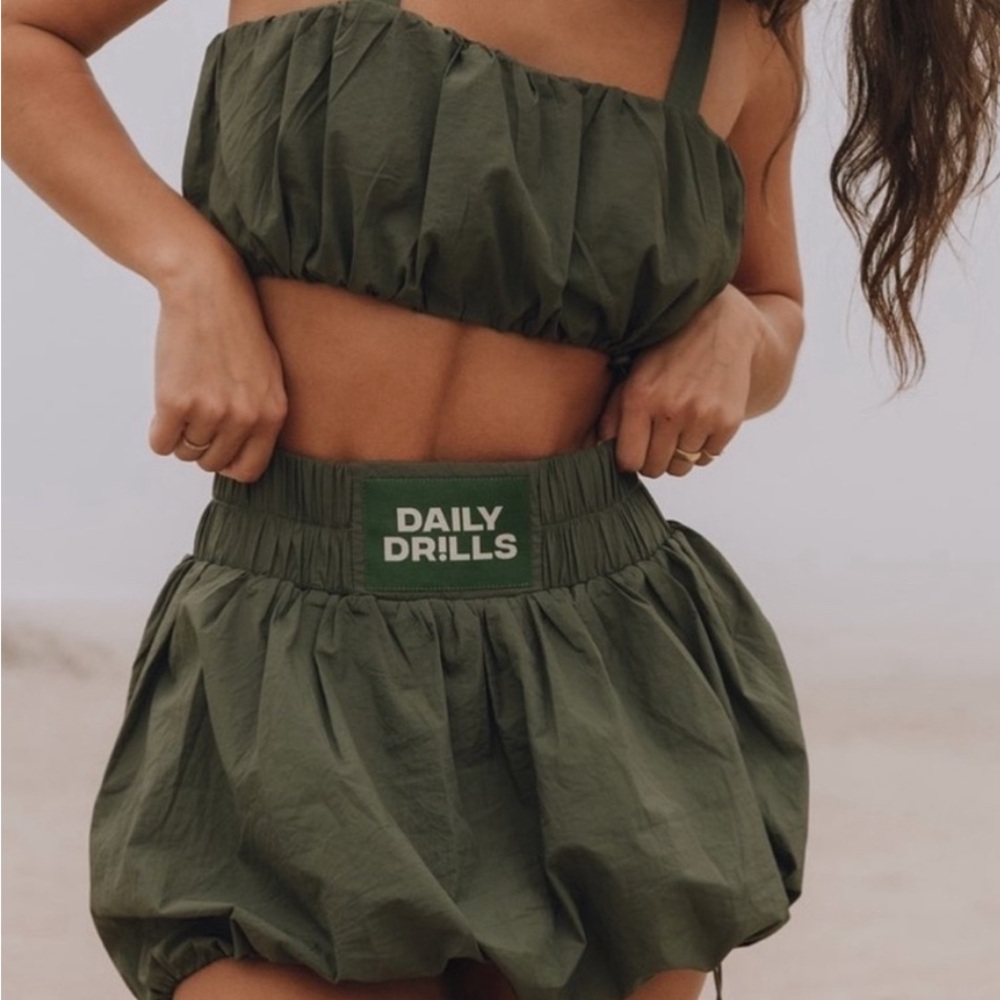 NWOT Daily Drills Dark Green “Lodge” Bubble Set